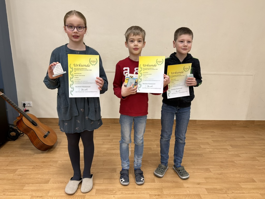 Kinder mit ihren Urkunden