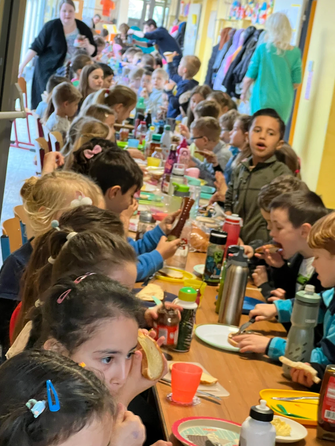 Kinder an der gemeinsamen Tafel des Osterfrühstücks