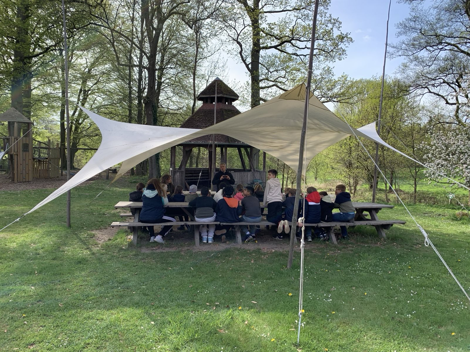 Kinder stehen im Kreis
