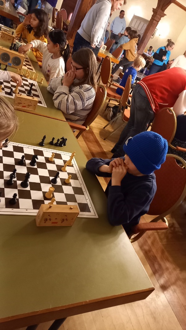 Kinder bei Schachtunier