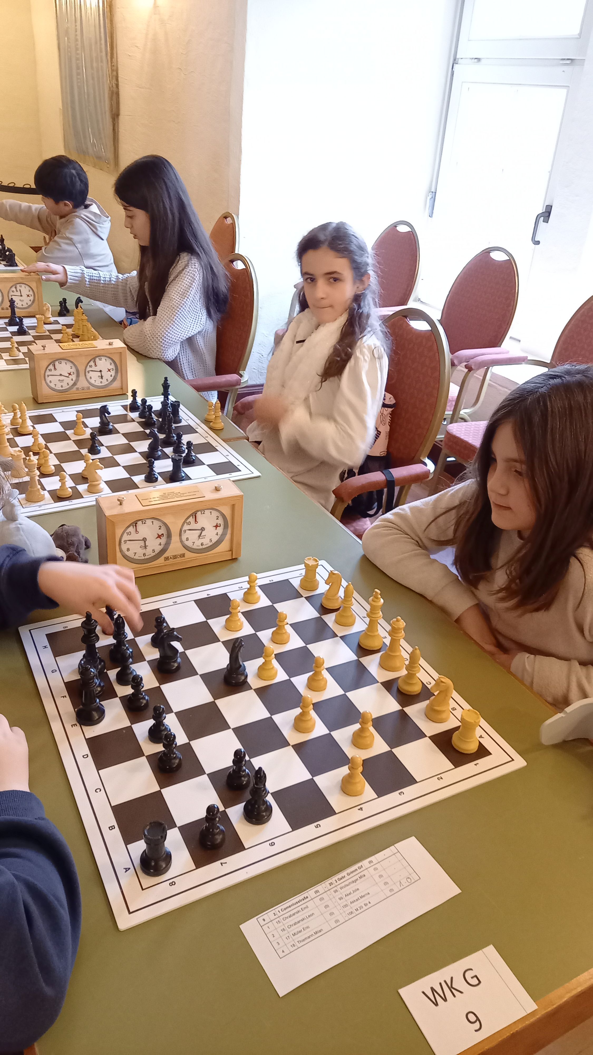 Kinder spielen ein Schachtunier