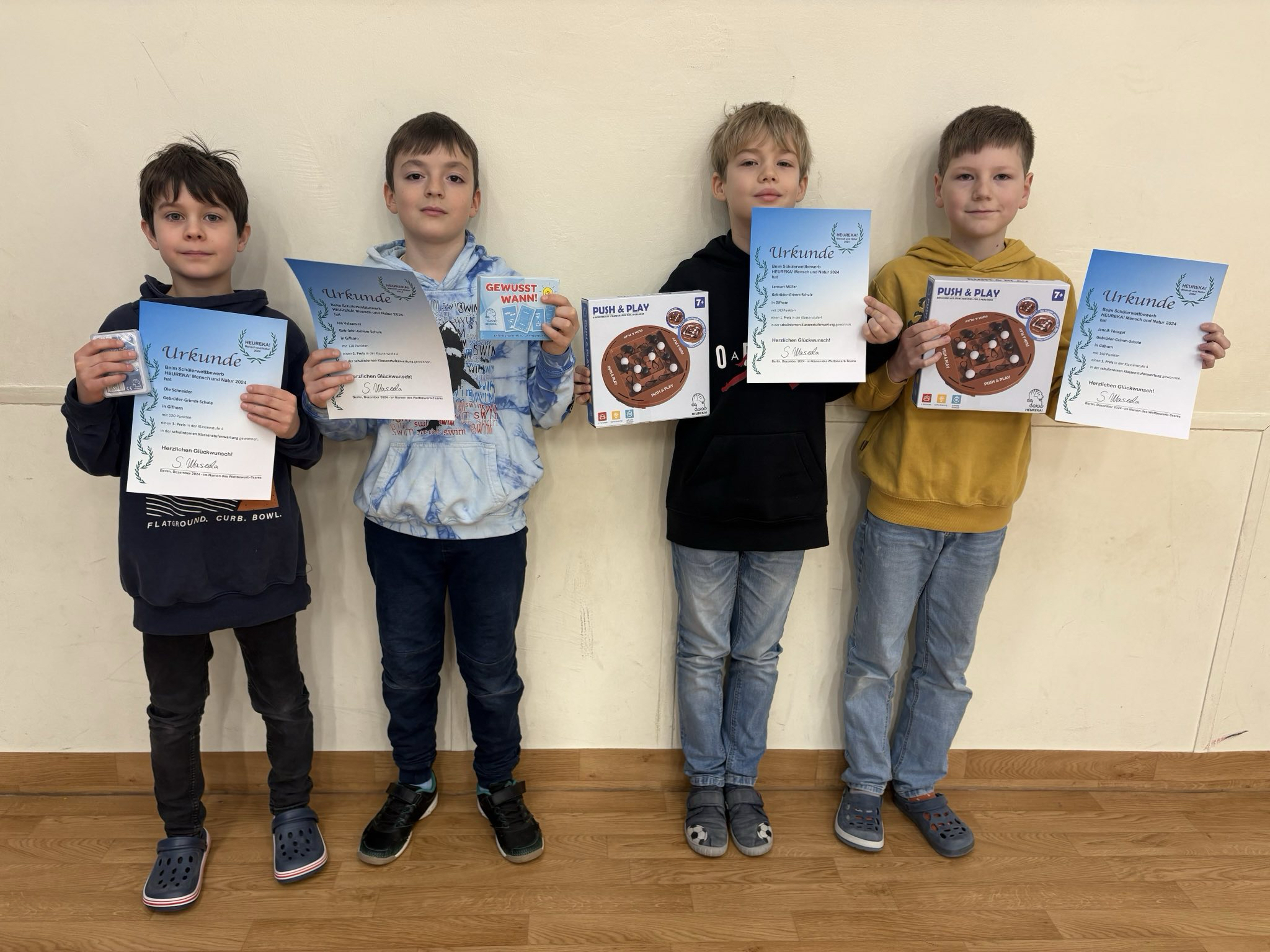 Kinder mit Urkunden 