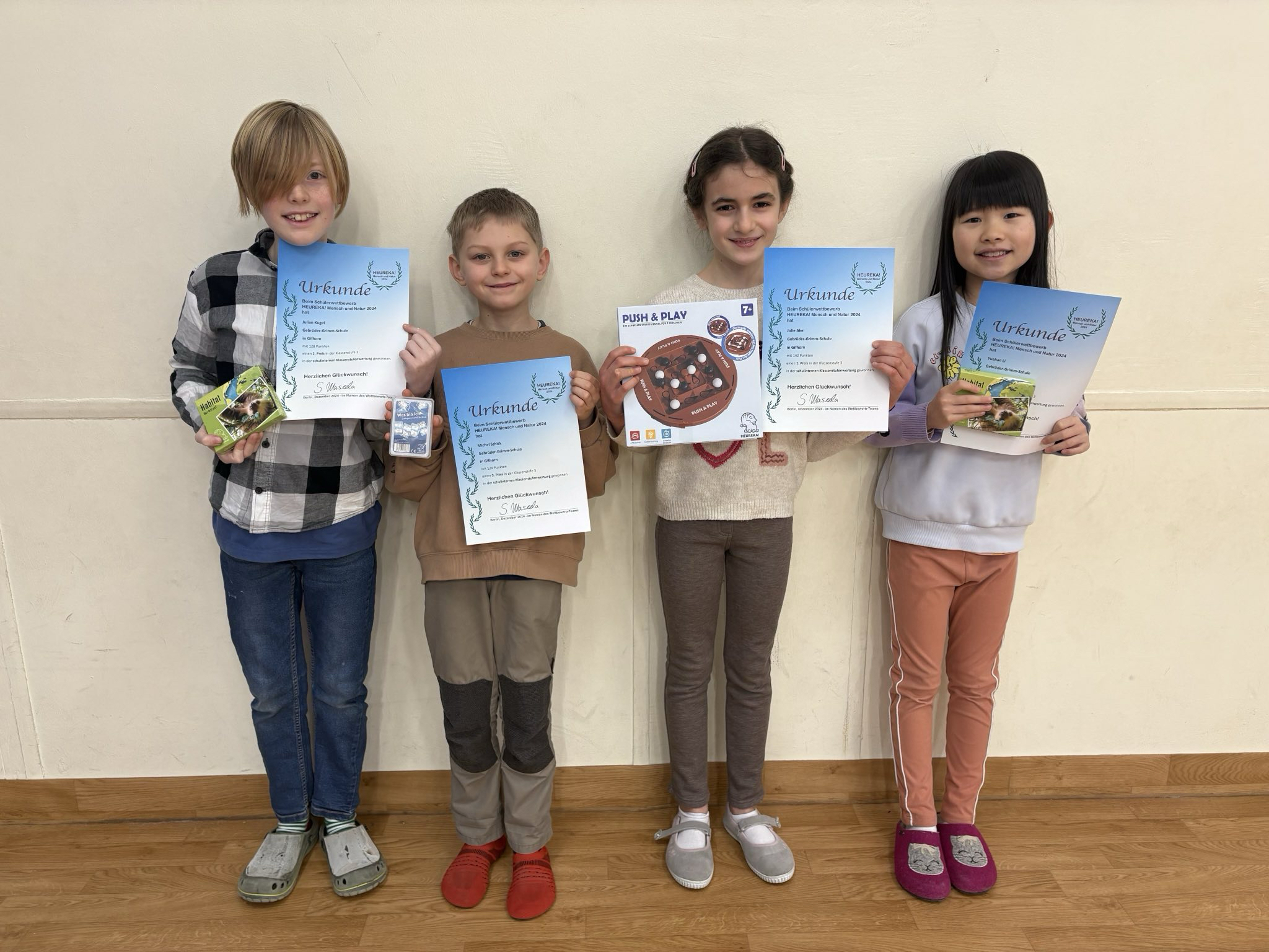 Kinder mit ihren Urkunden