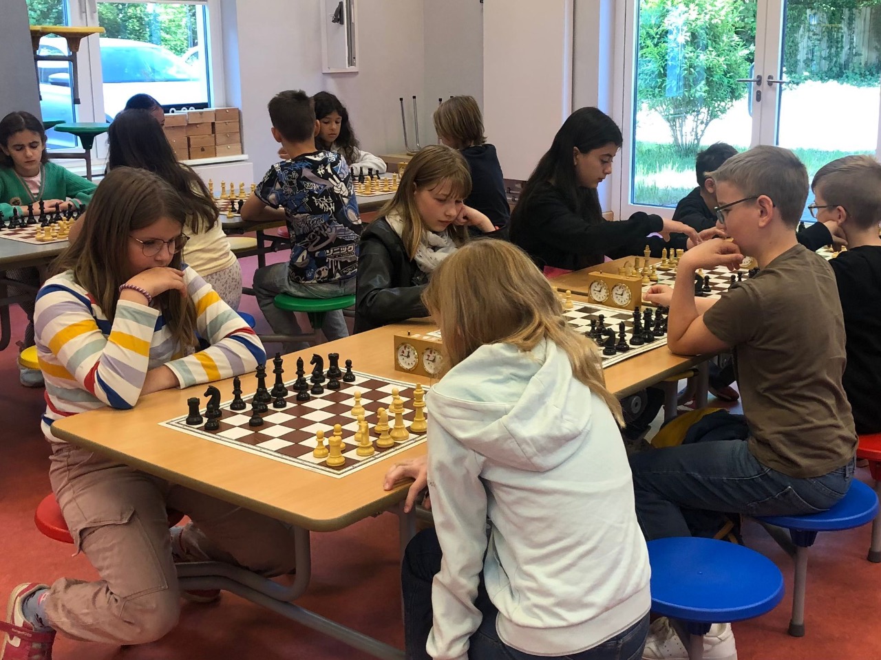 DIe Kinder beim Schachspielen