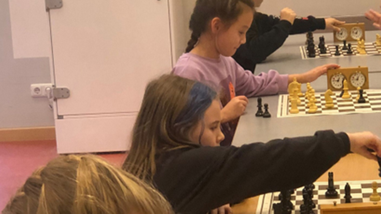 Kinder beim Schach spielen
